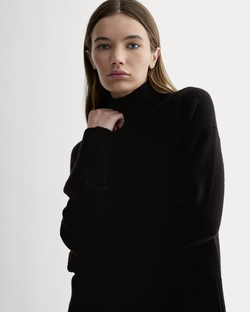 The Boxy Turtleneck in Cashmere | Black - Image 3