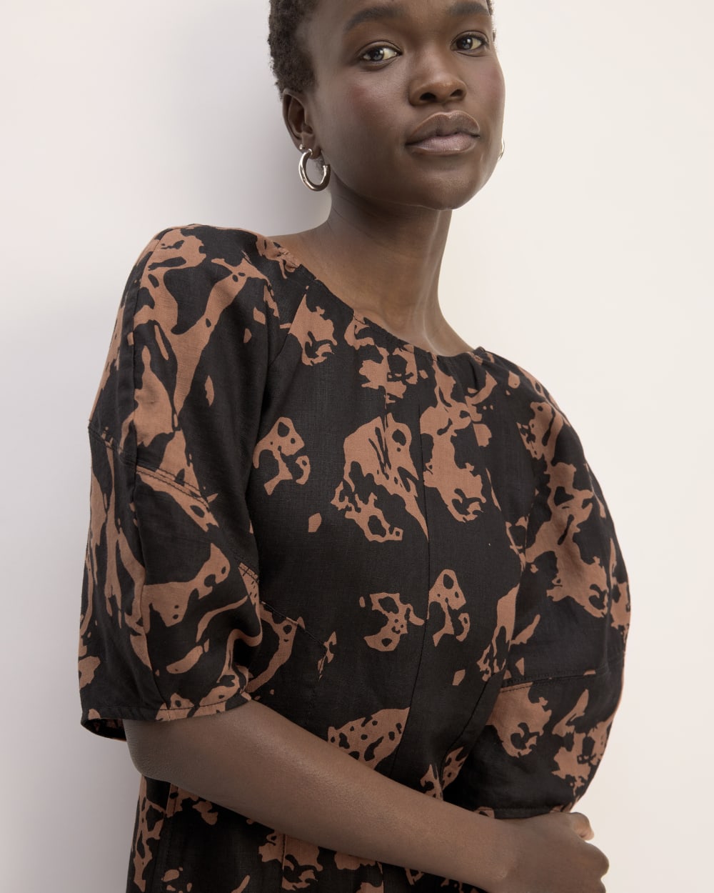 The Linen Short-Sleeve Scoop Midi Dress | Carob Brown Abstract - Image 4