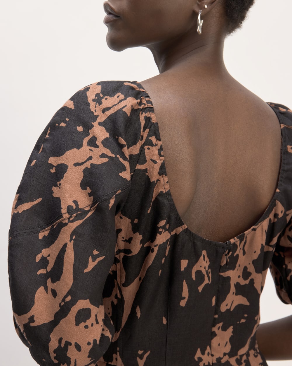 The Linen Short-Sleeve Scoop Midi Dress | Carob Brown Abstract - Image 5